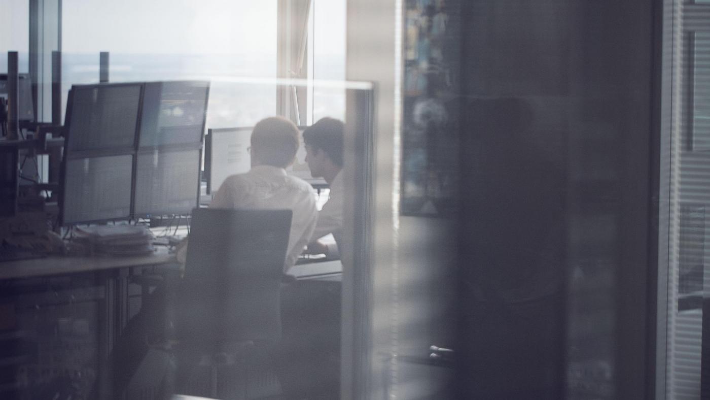 Fondmanager schauen auf den Bildschirm